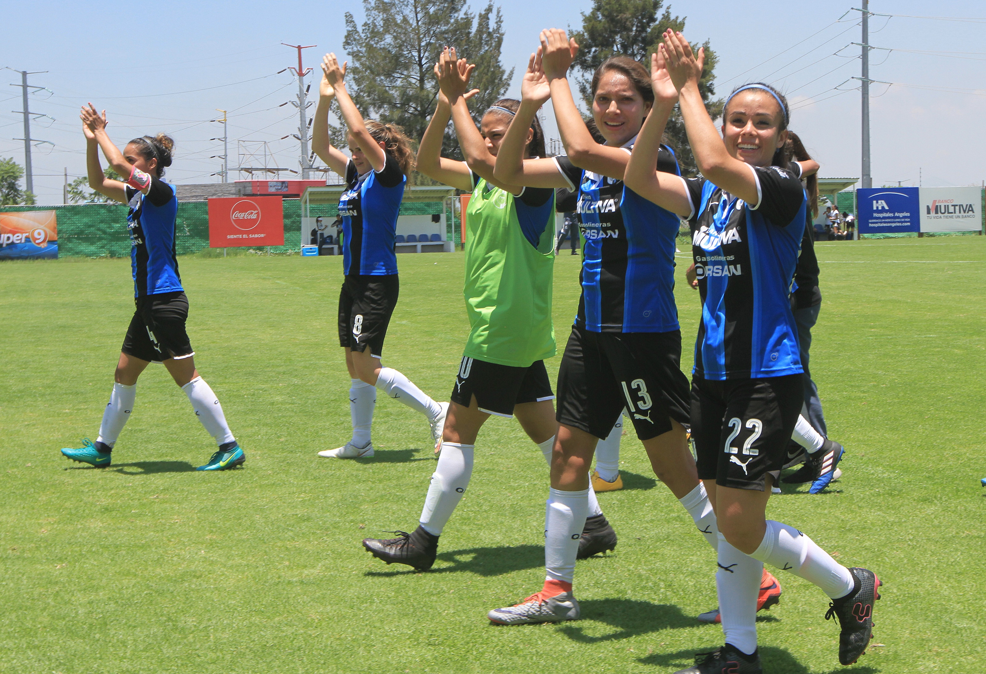 Las “Gallitas” debutan en casa con empate