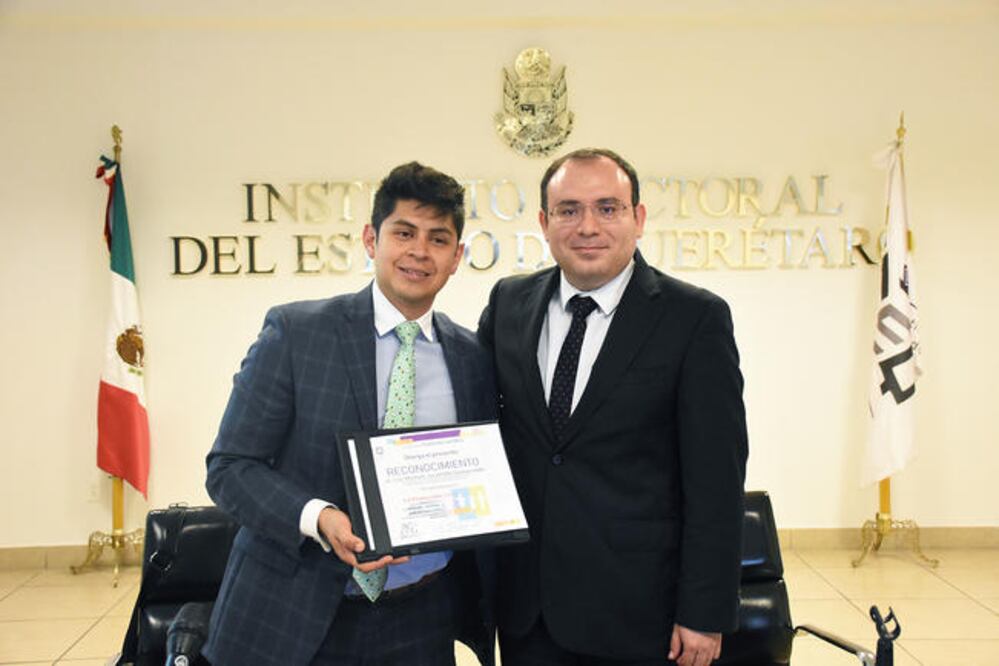 El IEEQ reconoció a Michell Jaramillo Gumecindo por dictar la conferencia en sus instalaciones