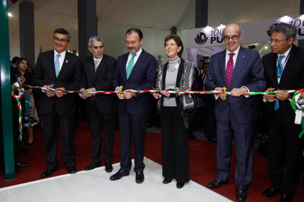 Al centro, María Cristina García Cepeda, y Luis Videgaray, titular de la SRE, junto a funcionarios de Perú. (CORTESÍA SECRETARÍA DE CULTURA)