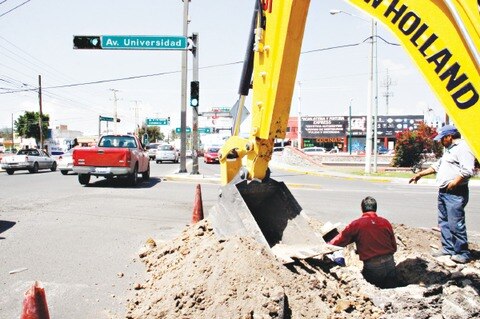 Reubican drenaje en calles del centro