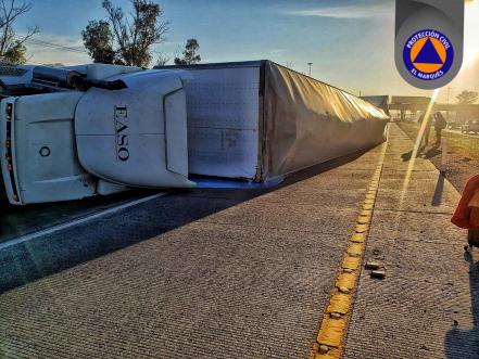 Caos en la carretera 57 por volcadura de tráiler; piden tomar vías alternas 