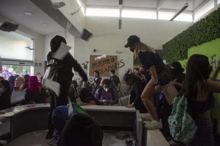 "¡El machismo mata!"; se desborda la indignación en Querétaro