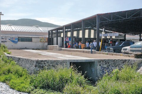 Continúan con obras de dren en mercado