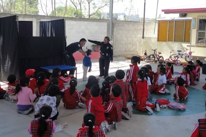 Policías de San Juan del Río cambian armas por libros