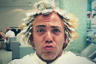 Cristian Castro en el salón de belleza