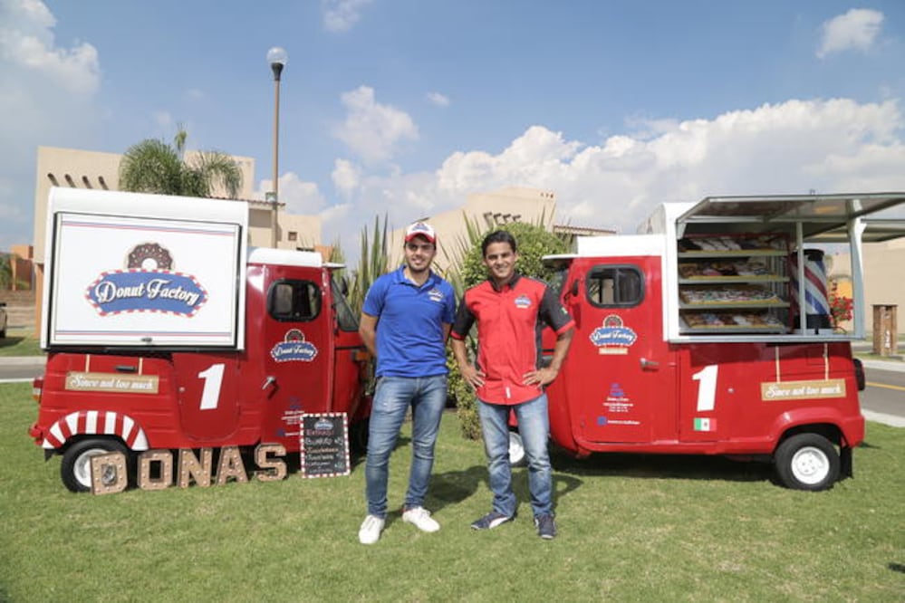 Los hermanos Daniel y Fernando Guerra llegaron a Querétaro en agosto de este año para sorprendernos en sus motocarros con cientos de donas en su interior y su receta de pan americano (FOTOS: GONZALO IBÁÑEZ. EL UNIVERSAL)