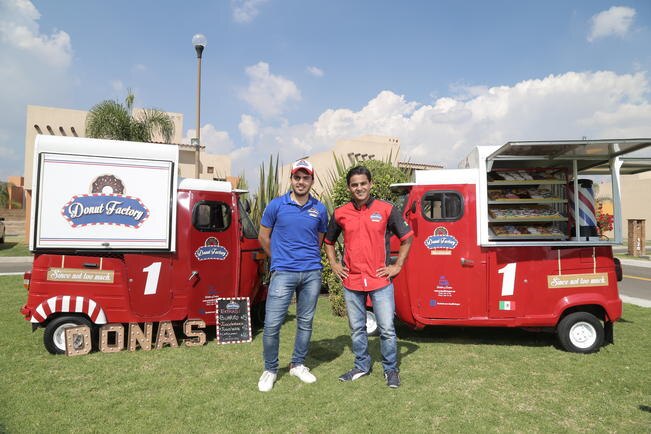 Los hermanos Daniel y Fernando Guerra llegaron a Querétaro en agosto de este año para sorprendernos en sus motocarros con cientos de donas en su interior y su receta de pan americano (FOTOS: GONZALO IBÁÑEZ. EL UNIVERSAL)