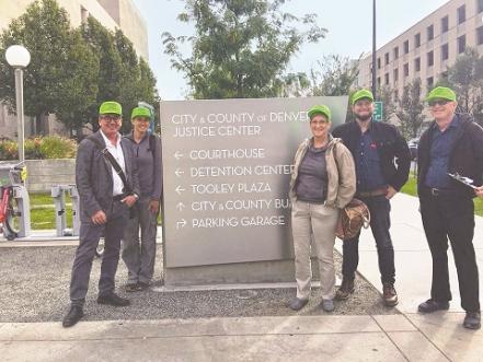 Contra la migra. Voluntarios ayudan a indocumentados
