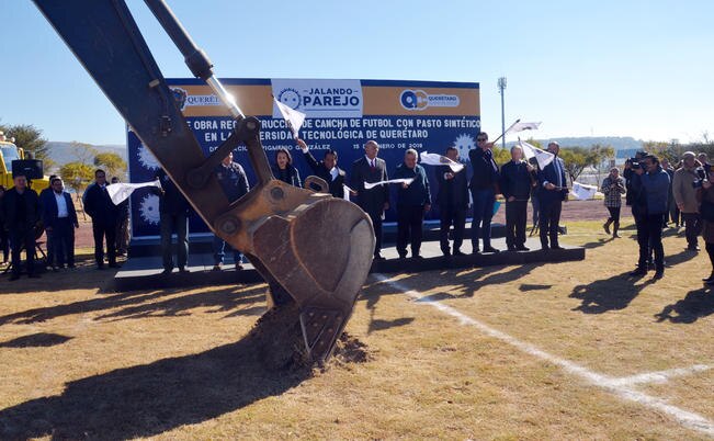 Para la renovación de la cancha de futbol de la Universidad Tecnológica de Querétaro, la institución educativa colaboró con 2.5 millones de pesos (ESPECIAL)