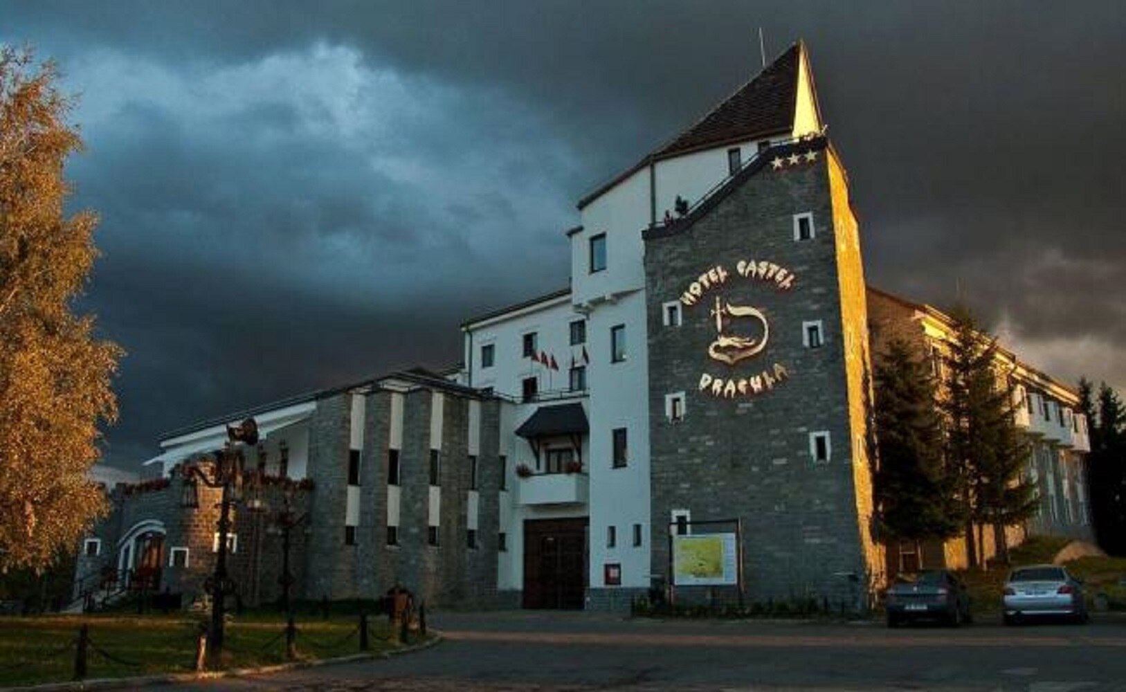 El hotel, construido entre 1973 y 1986 pero usando elementos arquitectónicos que le dan un cierto aire medieval, es toda una atracción turística. FOTO: Facebook/Hotel Castel Dracula.
