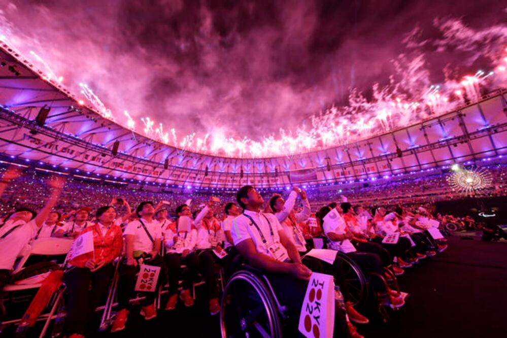 Entre pirotecnia y luces multicolores, los atletas paralimpicos gozaron de la clausura de Río 2016 (LEO CORREA. AP)