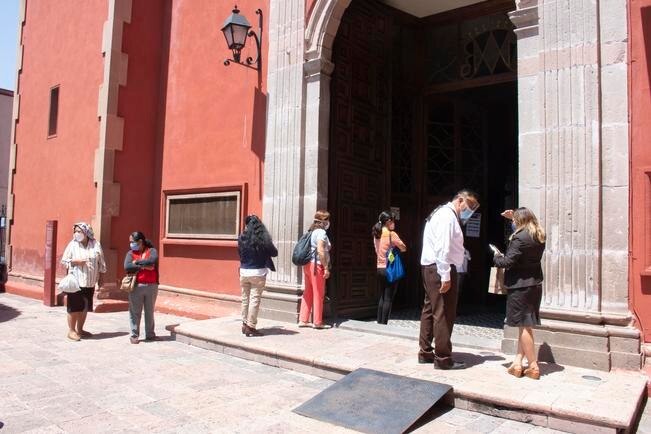 Fieles celebran su fe con sana distancia