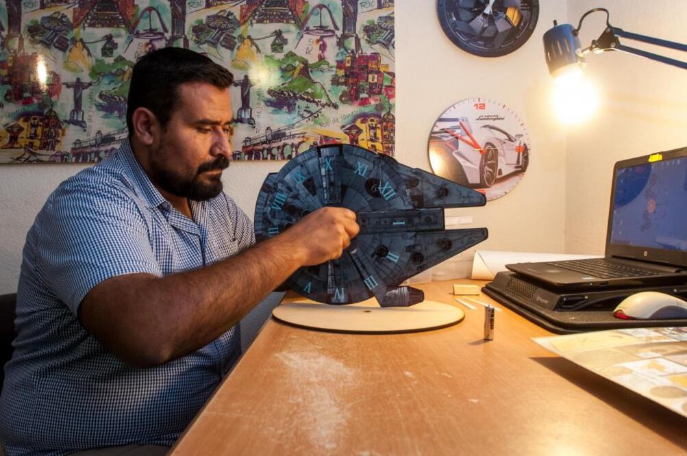 Alfredo Hernández Villalobos es un ingeniero mecánico que decidió tener un reloj en su casa. En el recorrido por tiendas buscó opciones, pero nada concreto de acuerdo a su imaginación o su gusto. Fue entonces que decidió comprar el mecanismo del reloj y comenzar a diseñar el propio.