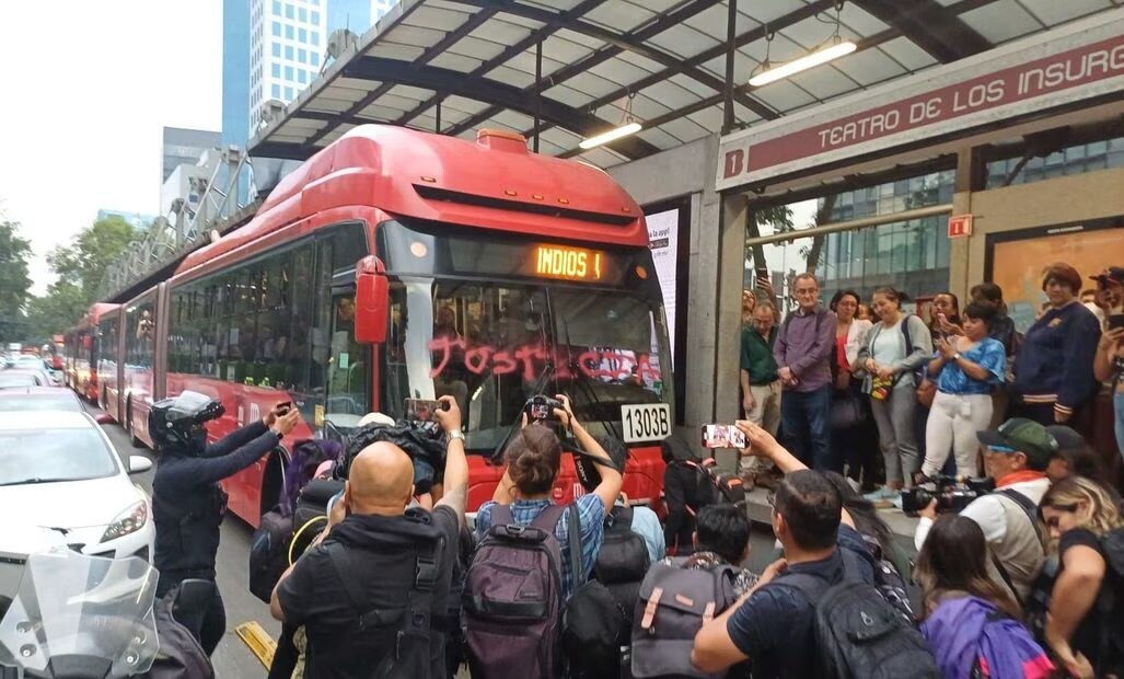 Los activistas trasladaron su manifestación a la Avenida de los Insurgentes, en donde vandalizaron algunas unidades del Metrobús. (Foto: Juan Carlos Williams)