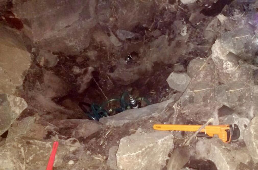 En el lugar del hallazgo también se localizaron herramientas y una excavación de aproximadamente 50 centímetros con conexión a una manguera. (ESPECIAL)
