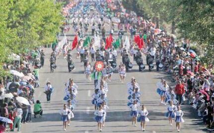 Colorido desfile por la Revolución