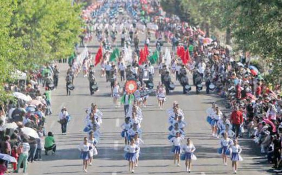 Colorido desfile por la Revolución