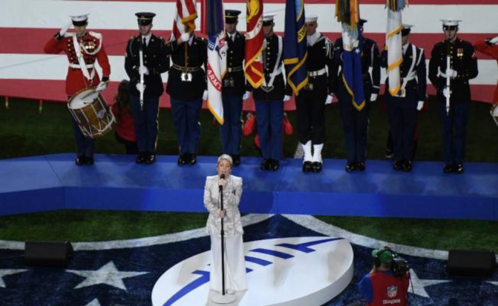 Pink canta el himno de EU antes del Super Bowl LII