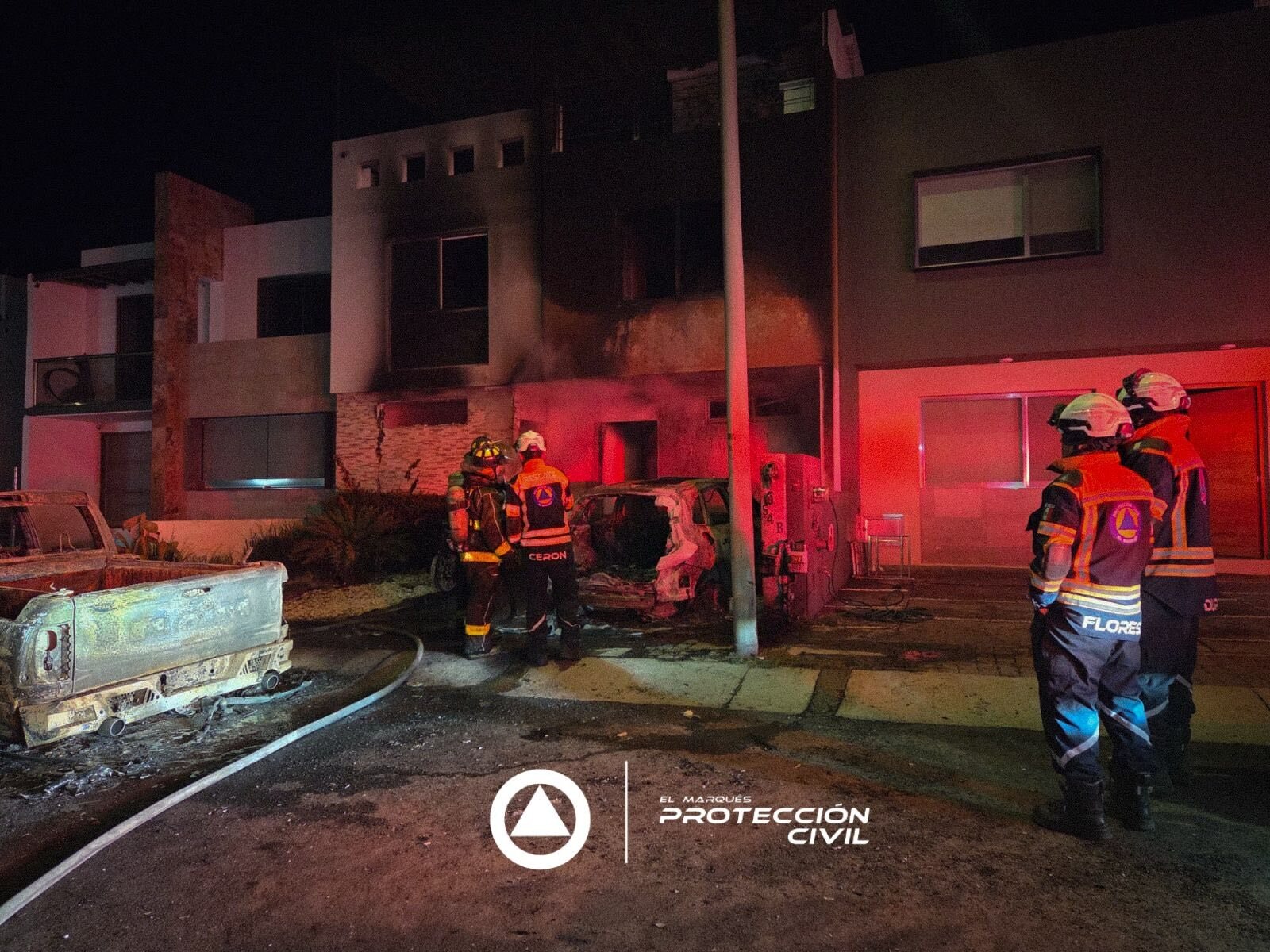 Captan a tres sujetos prender fuego a tres vehículos y una casa en El Marqués