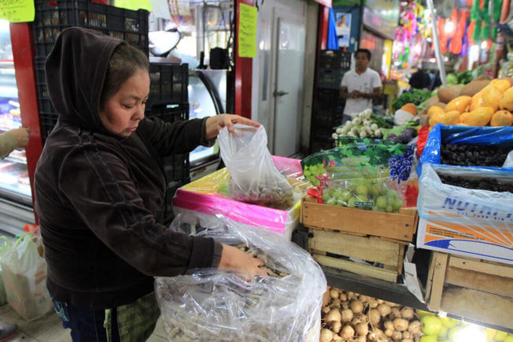 La iniciativa de ley presentada por los legisladores panistas es apoyada por locatarios de los mercados de Loma Bonita, Las Flores, El Tepetate y Sauces (CÉSAR GÓMEZ. EL UNIVERSAL)