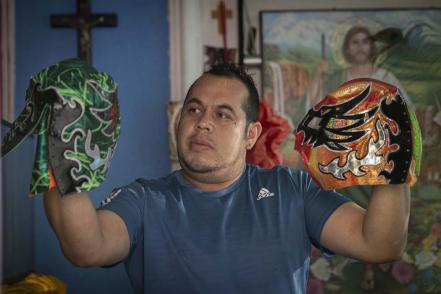 Del ring al cuarto de costura. Zarpa de Tigre Junior confecciona la lucha libre queretana 
