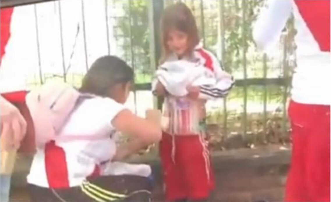 Investigan a mujer que puso pirotecnia a niña en el River vs Boca