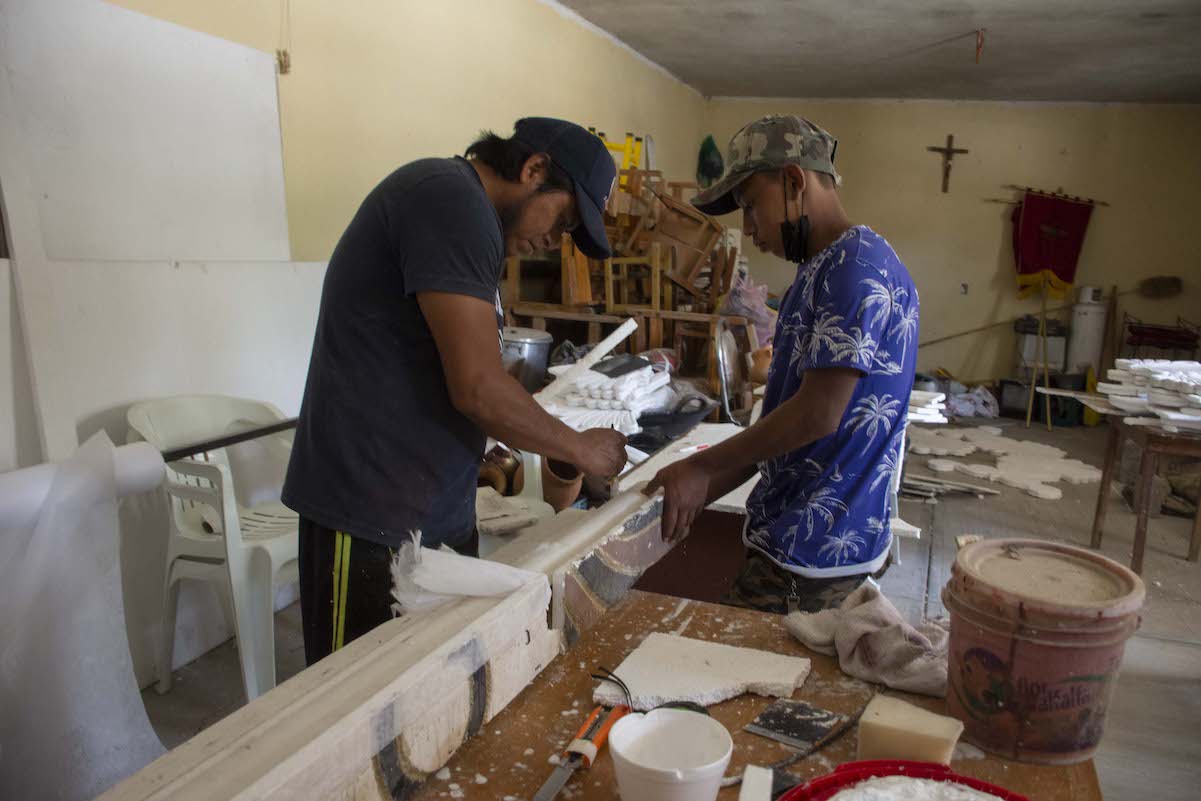 Así trabajan para elaborar las escenografías del Viacrucis de La Cañada