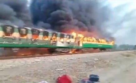 Reportan al menos 71 muertos incendio de tren en Pakistán