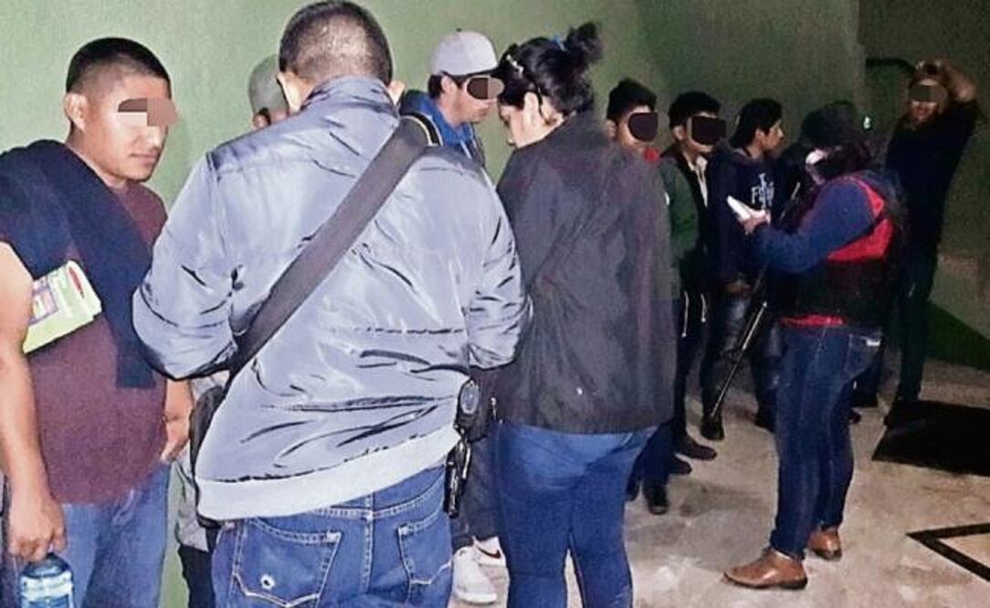 Autoridades acudieron al hotel ubicado sobre la avenida Lauro Villar, donde estaban los migrantes originarios de Honduras, Guatemala y El Salvador