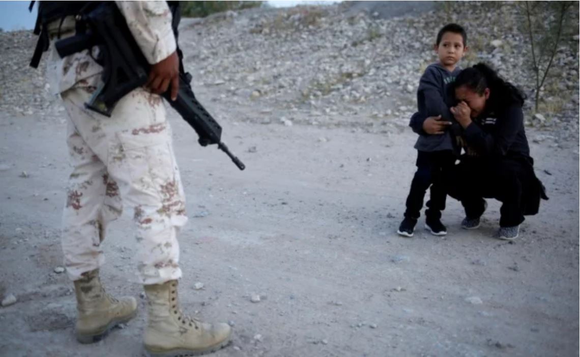 Migrante llora con su hijo ante Guardia Nacional; foto se hace viral