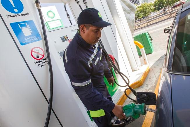 Inaugurada el 31 de octubre pasado, la estación de servicio ya cuenta con un buen número de clientes que acuden a esta gasolinera; los consumidores comparan la durabilidad del combustible con la nueva opción