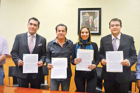 Celebran firma de convenio 