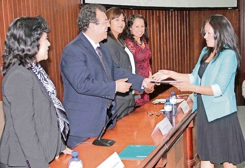 Reconocen a egresados de Enfermería