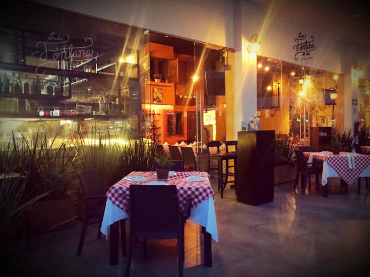 Sujeto agrede a mesero, ocasiona daños en restaurante y huye en Querétaro