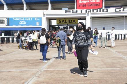 Nervios los traicionan; adolescentes reciben primera dosis contra el Covid-19 en Querétaro