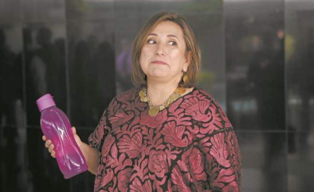 Xochitl Gálvez, senadora panista, celebra la austeridad. Lleva su recipiente para agua y confía en que con las medidas de los legisladores morenistas pueda bajar de peso. (Juan Carlos Reyes/El Universal)