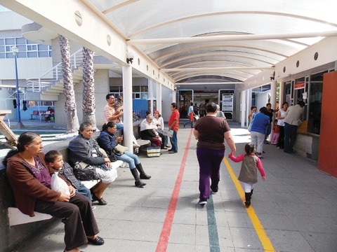 Hospitales enfrentan carencia de personal