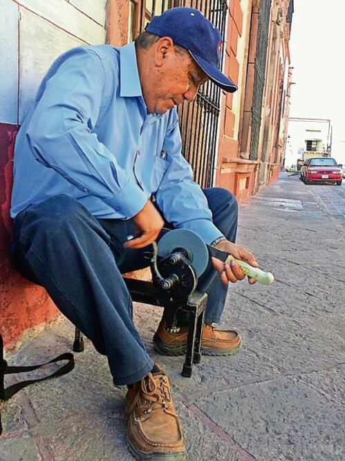 Una vida afilando  cuchillos