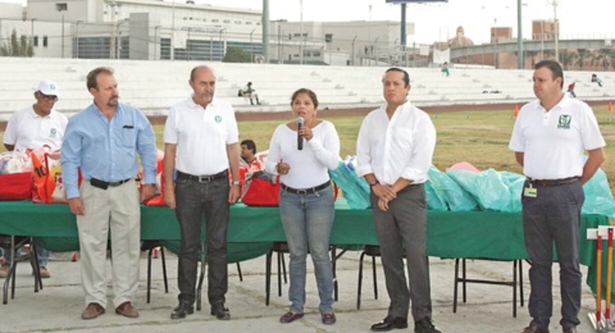 Entrega IMSS material deportivo a jóvenes