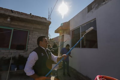 Alcalde de Querétaro agarra la brocha y se pone a pintar casas para dignificar las viviendas