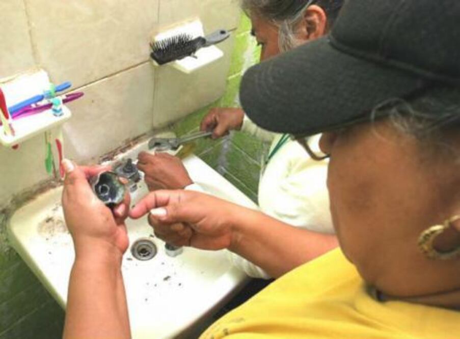 Se gradúan como plomeras