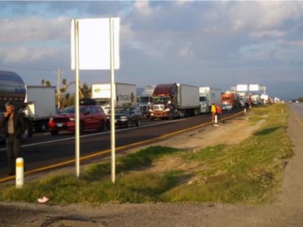 Agricultores bloquean la carretera 57 en San Luis Potosí 