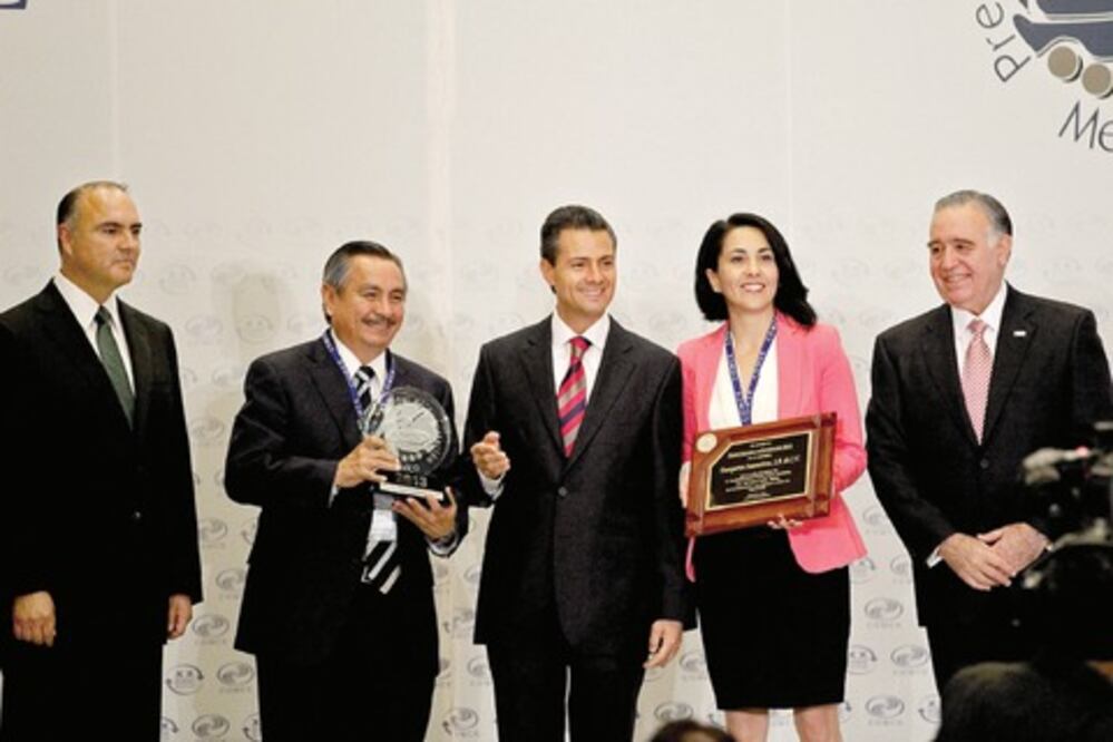 Entregan Premio Nacional