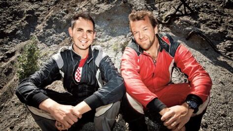 Aman los autos y los destruyen