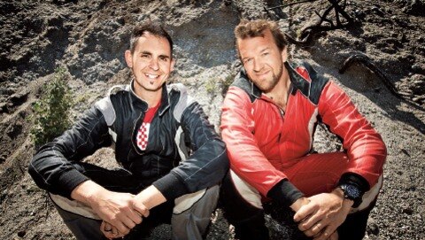 Aman los autos y los destruyen