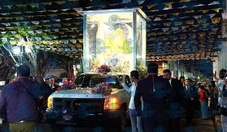 Cientos de personas participan en la procesión para venerar virgen de El Pueblito