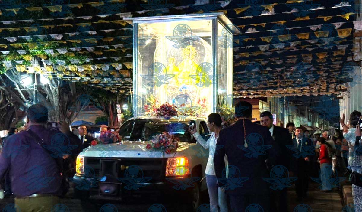 Cientos de personas participan en la procesión para venerar virgen de El Pueblito
