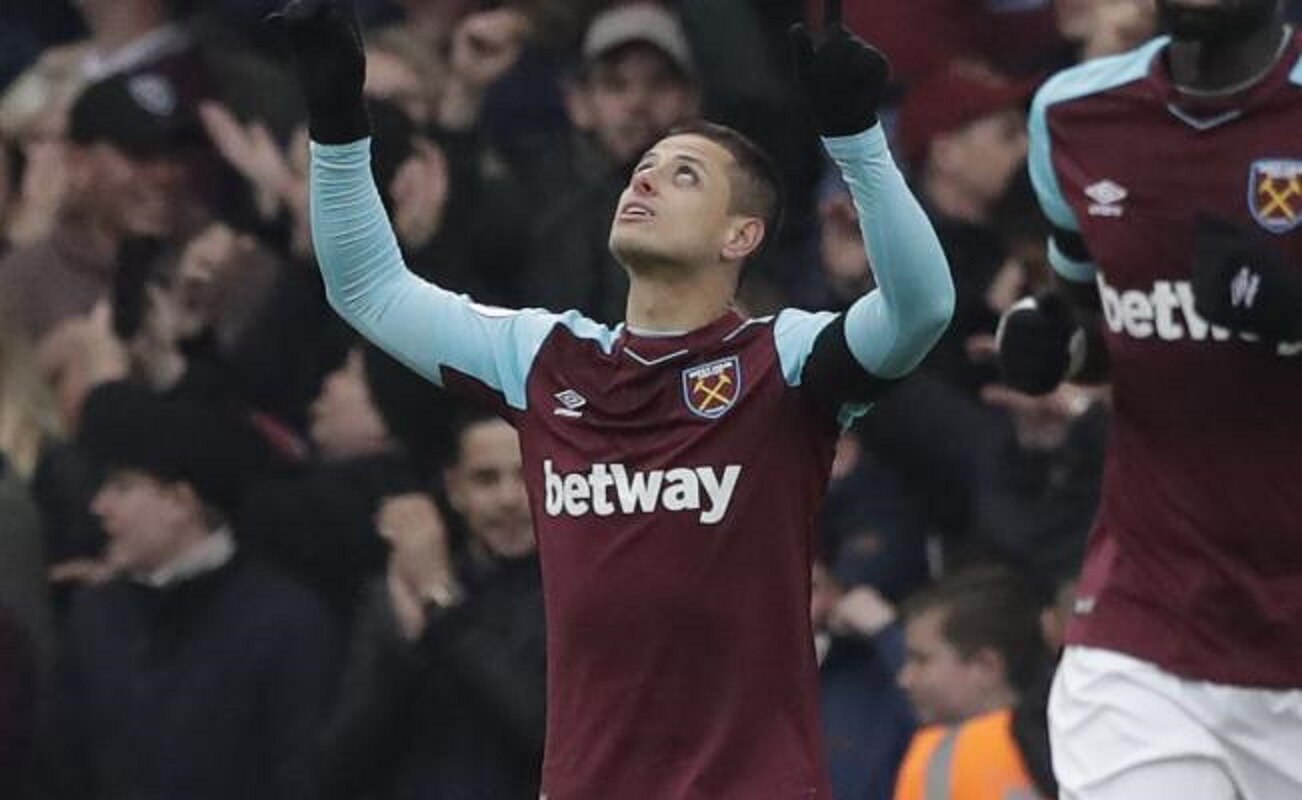 AP. Javier Hernández en el juego entre el West Ham y el Chelsea de la Premier League