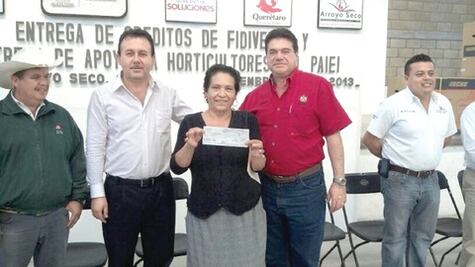 Dan apoyos en Arroyo Seco a los agricultores