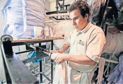 Por falta de empleo, ciegos crean negocio de limpieza